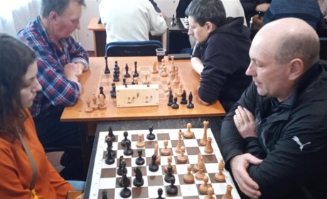 Гордієнки тримають лідерство: чемпіонат Переяславської громади з шахів знову виграли батько й дочка