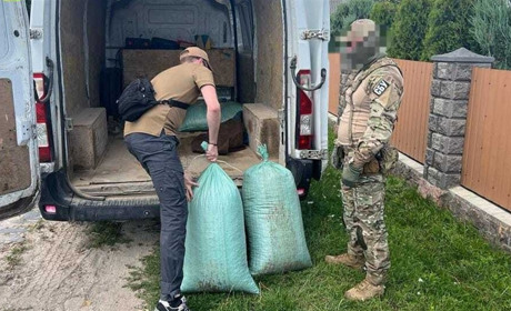 На продажі 200 кг бурштину затримали співробітника ДСНС та його спільника