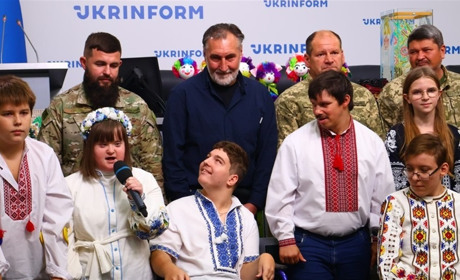 Пліч-о-пліч заради життя: як мистецтво об’єднало воїнів і дітей