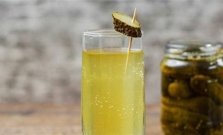 Чи справді розсолом можна “вилікувати” похмілля? Поради від МОЗ