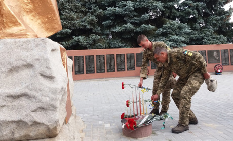 У Сватовому поклали квіти до Меморіалу з  нагоди річниці визволення Луганської області