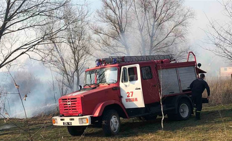 Переяславські рятувальники ліквідували вісім пожеж, що виникли через спалювання сухостоїв