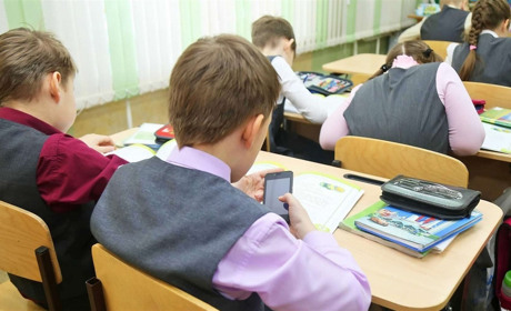 Математика с Ютубом плюс химия с Инстаграмом: как бороться со смартфонами на уроках?