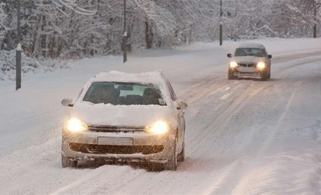 МВС планує оновити правила дорожнього руху: зміни стосуватимуться сезонних шин та використання фар