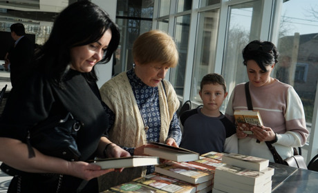 За лаштунками історичних ретророманів. Городоччани зустрілися із письменницею Лорою Підгірною