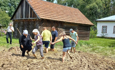 Толока під народні пісні: як у Переяславі босоніж місили глину і мазали повітку