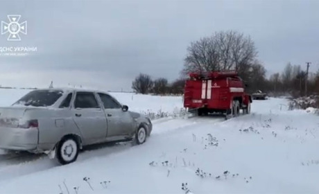 В Крижику рятувальники витягли зі снігового замету авто, в якому була сім'я з трирічною дитиною