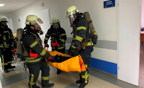 Спасатели провели учения в детской больнице