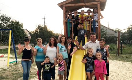 Як батьки вулиць Шахтарська та Соборна майданчик для дітей побудували