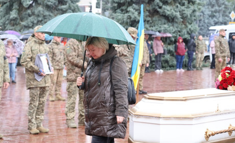 Ішов першим у бій і не відступав: у Південноукраїнську попрощалися з Денисом Тяжельніковим