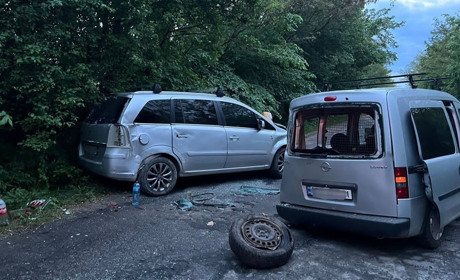 Внаслідок ДТП зіткнулися три автівки і постраждали троє людей