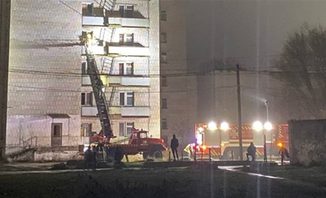 Пожежа у гуртожитку Жовтих Вод: рятувальники ліквідували займання на 4-му поверсі