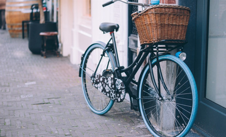 У Сватовому у чоловіка на вулиці відібрали велосипед та сумку з продуктами