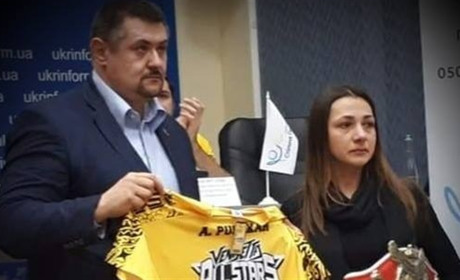 Відзнаку абсолютного рекордсмена та чемпіонський пояс Андрія Пушкаря передали його дружині