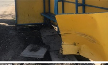Водія, який протаранив автобусну зупинку у Біляївці, знайшли за кілька годин. Він її відремонтує