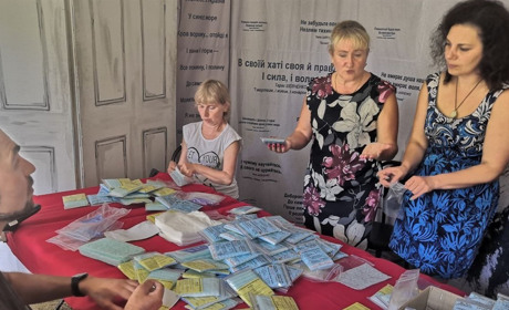 У Переяславі в центрі «Любомир» люди з інвалідністю пакують "сухі душі" для воїнів ЗСУ