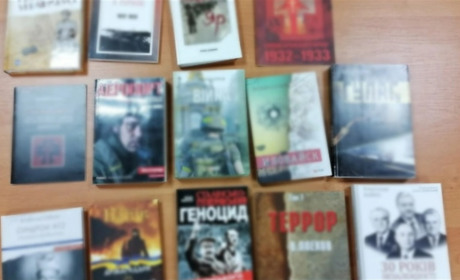 У Новотроїцьку росіяни палять книжки