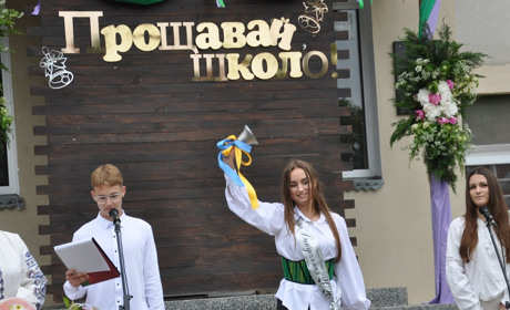 Дитинства прощальний дзвінок: у школах Чортківської громади відбулося свято Останнього дзвоника