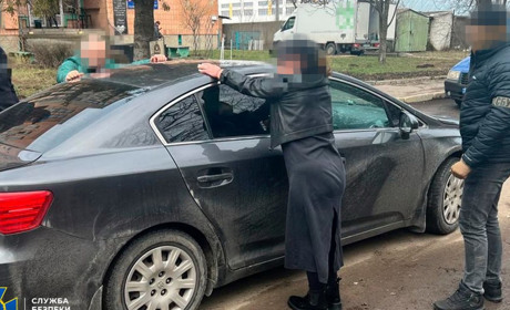 СБУ затримала рецидивістку, яка ввозила в Україну прекурсори під виглядом прального порошку