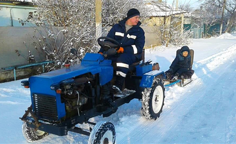 Житель Майорів Андрій Алаликін з власної ініціативи розчищає тротуари в селі