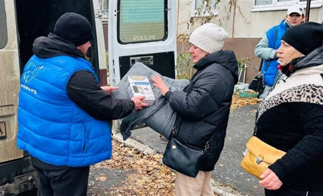 Мешканці мікрорайону "Лазурний" у Покровську отримали гуманітарну допомогу після обстрілів