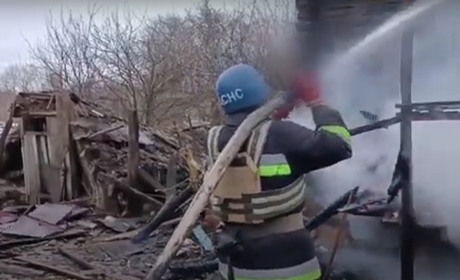 На Шосткинщині рятувальники ліквідовували пожежу, спричинену ворожим обстрілом (відео)