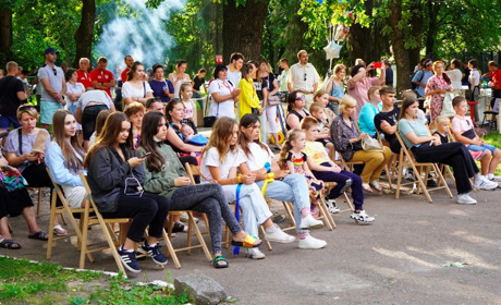 У Переяславі відбувся благодійний вечір: майже 16 тисяч гривень передадуть переселенцям