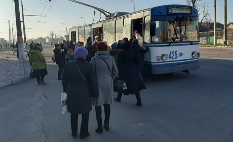 У Херсоні попри заборону пересування у громадському транспорті понад 10 осіб, натовпи у транспорті