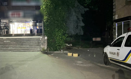 Чоловіку стало зле і він попросив перехожого викликати швидку, а той вкрав його мобільний