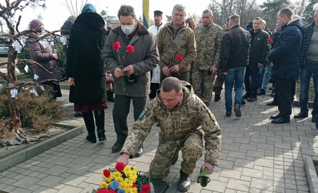 Спільною молитвою та покладанням квітів первомайці вшанували пам’ять Героїв Небесної Сотні