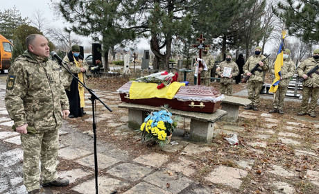 На честь загиблого земляка у Покровську пролунав залп військового салюту