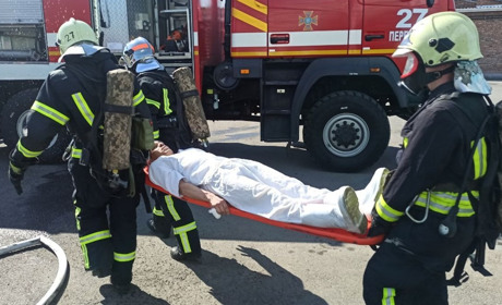У Переяславі рятувальники тренувалися гасити пожежу на підприємстві: були "потерпілий" і реанімація