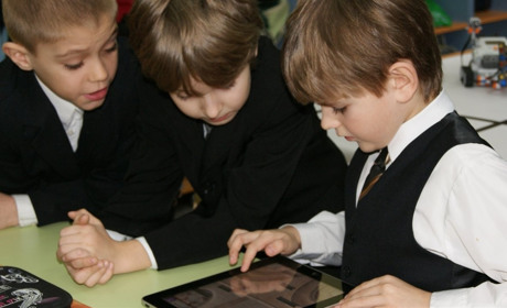 Мобільні телефони у школах: заборонити не можна дозволити. Де поставити кому?