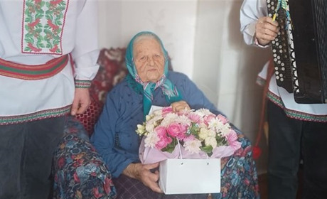 Понад 40 років віддала роботі у лікарні: на Звягельщині привітали 90-річну ювілярку Галину Белоус