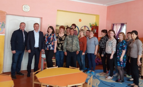 У найкращому в області дитсадку в Антонівці силами батьків і за підтримки мецената міняють підлогу