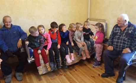 Подарунки від дошкільнят: малеча відвідала Будинок милосердя