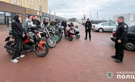 У Нетішині поліцейські закликають мотоциклістів дотримуватись Правил дорожнього руху та тиші в місті