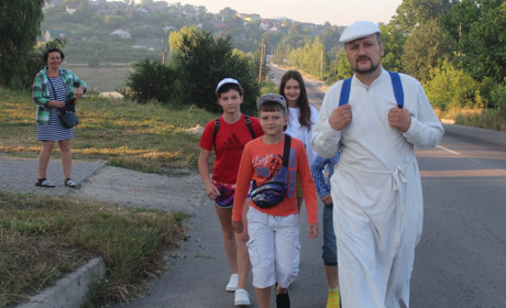 Із Городка до Зарваниці — пішки. Скільки паломників цього року вирушило у дорогу
