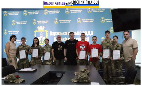 У Вараській громаді відзначили керівника та вихованців рою "Браття" Вараського ліцею №3