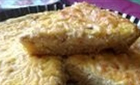 Готуємо сьогодні: цибулевий пиріг з плавленими сирками