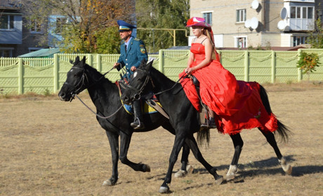 У Сватовому учні спецшколи подивилися виступи кінно-спортивного клубу «Юнацька Слобода»: як це було