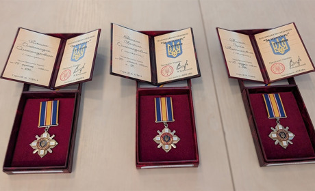 Рідним полеглих захисників зі Славутчини передали державні нагороди