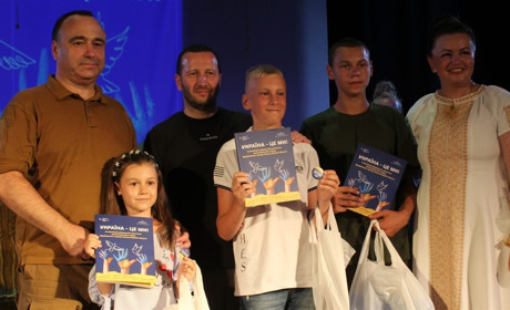 Історії старокостянтинівських юних волонтерів увійшли до видання “УКРАЇНА – ЦЕ МИ”