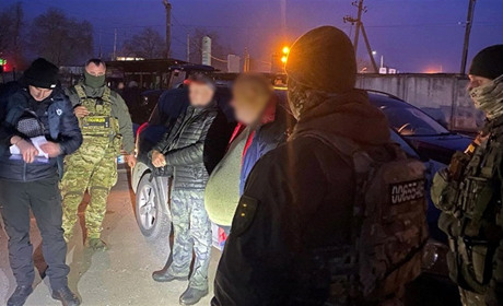 На Хмельниччині псевдоволонтери продавали автівки, отримані як гуманітарна допомога на ЗСУ