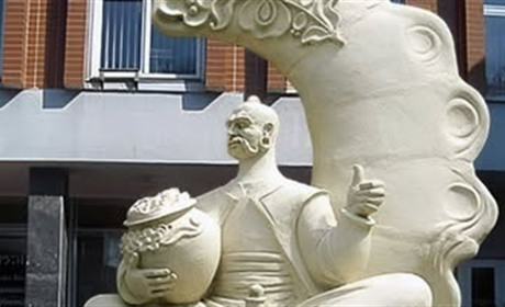 Де встановлений пам’ятник Варенику?