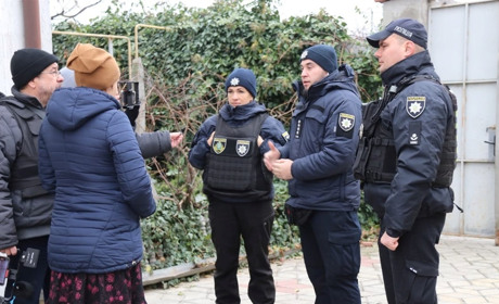 На Херсонщині поліцейські евакуюють дітей з населених пунктів, що перебувають в зоні обстрілів