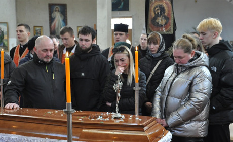 У Чорткові провели в останню путь воїна Чілікіна Сергія: три місяці тому загинув його старший брат