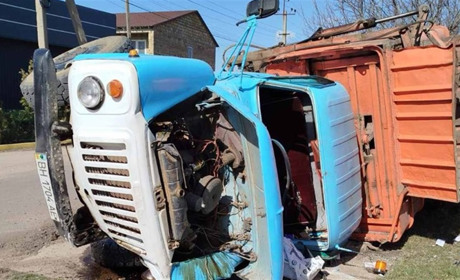 ДТП у Біляївці: легковик врізався у комунальний сміттєвоз. Є травмовані