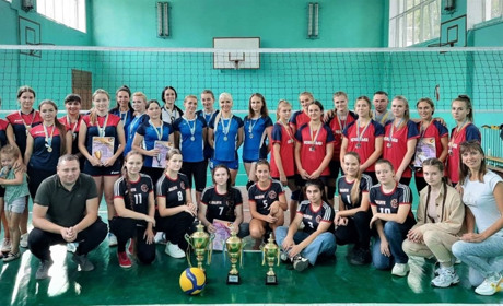У Біляївці до Дня фізкультури і спорту відбувся волейбольний турнір: яка команда перемогла