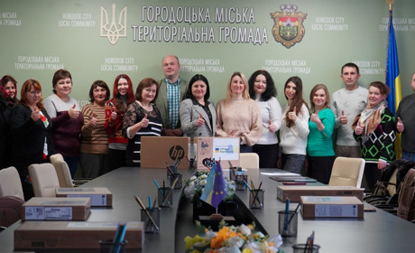 У Городку десять вчителів із числа ВПО отримали нові ноутбуки